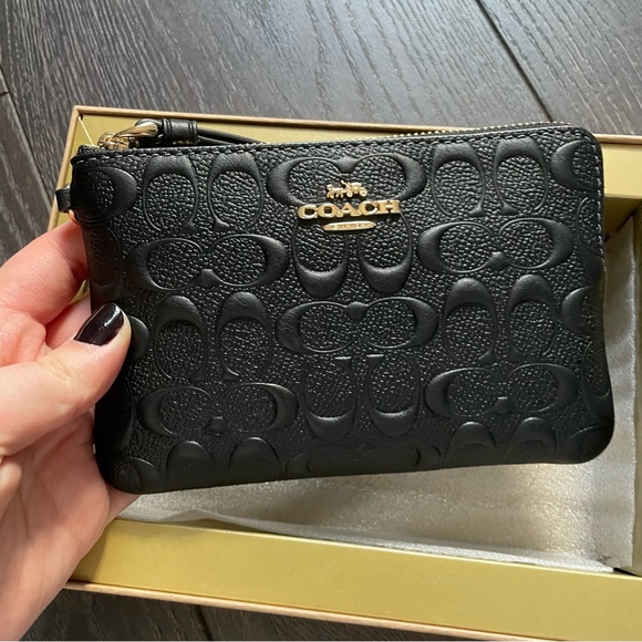 NWT Coach Corner Zip Wristlet in Black Signature Embossed Leather - Picture 2 of 8